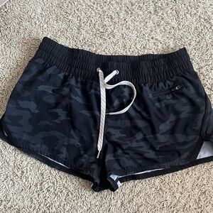 Vuori Black Camouflage Women's Running Shorts with Liner Sz M Preowned